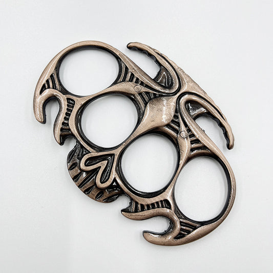 The new self-defense finger tiger hand buckle, outdoor fist buckle, anti-wolf finger buckle, window breaker, alloy love model
